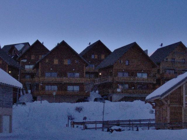 grupa drewnianych budynków w śniegu w obiekcie Boost Your Immo Réallon Joubelle Joub92 w mieście Réallon
