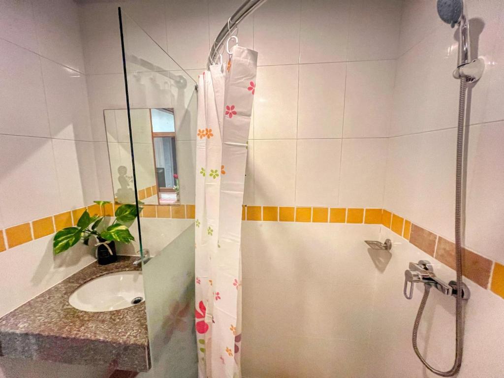 Koupelna v ubytování PJ Patong Resortel