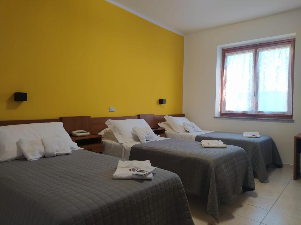 Łóżko lub łóżka w pokoju w obiekcie Hotel Baiardo