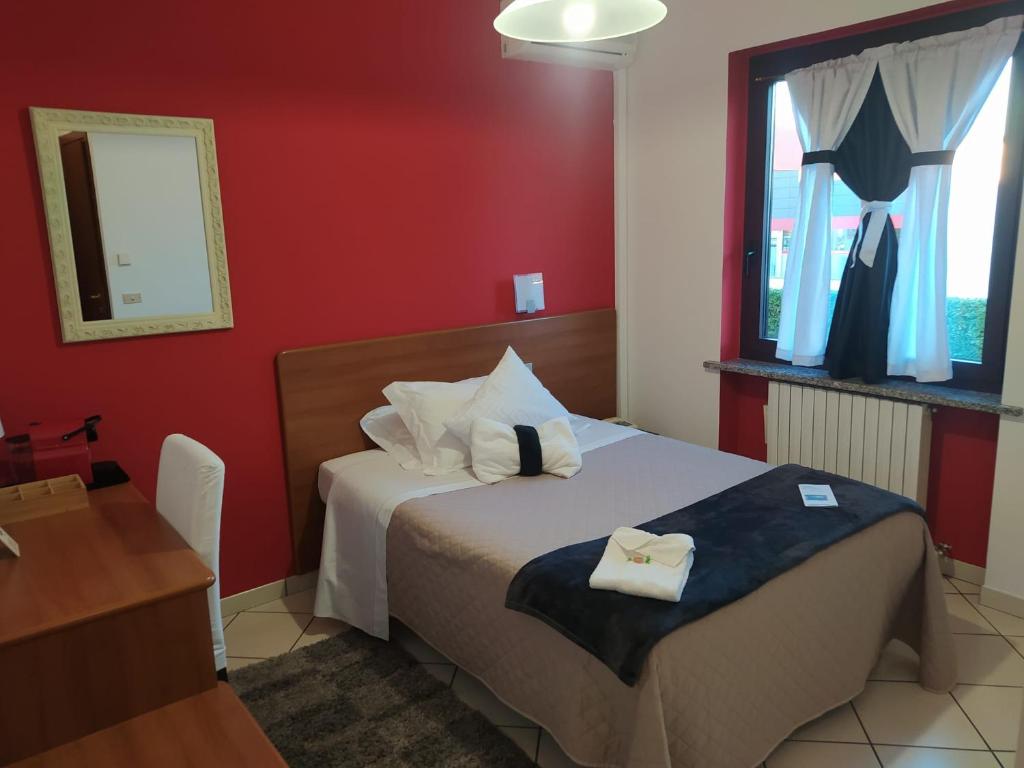 Łóżko lub łóżka w pokoju w obiekcie Hotel Baiardo