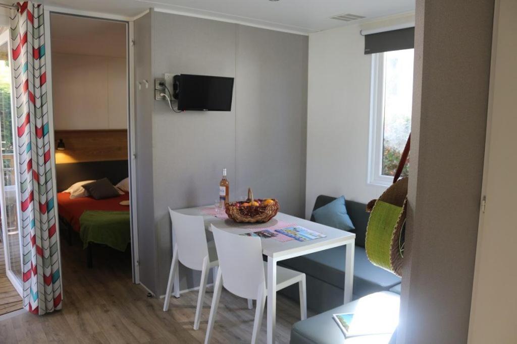 TV a/nebo společenská místnost v ubytování Camping Parc Mogador