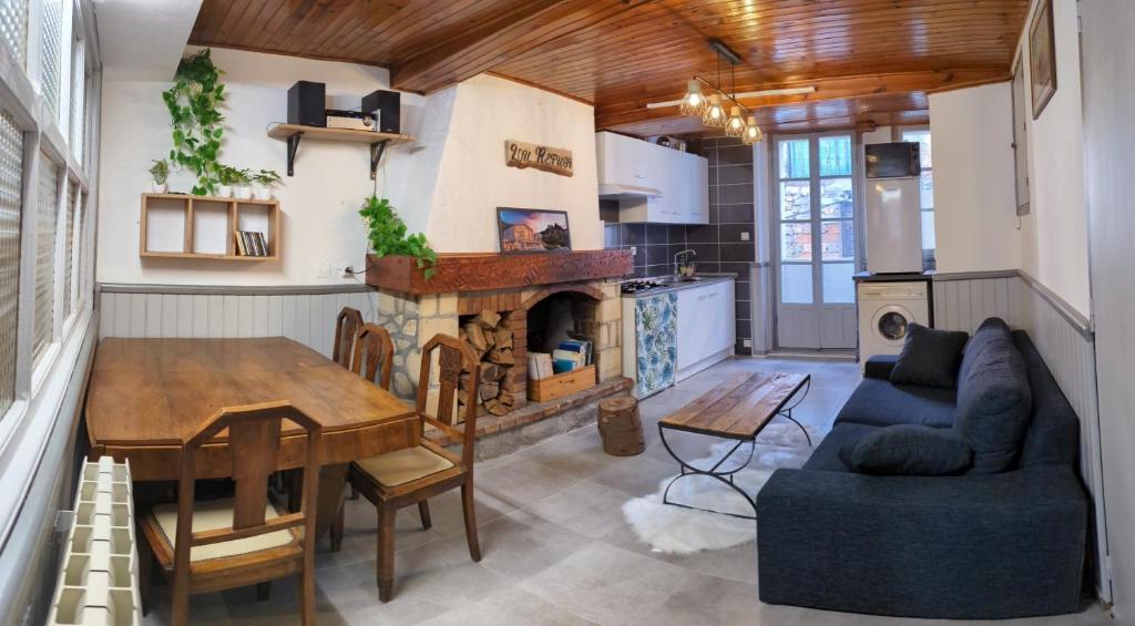 cocina y comedor con mesa y chimenea en Lou Refugi : Refuge de randonneurs 5* !, en Belvédère