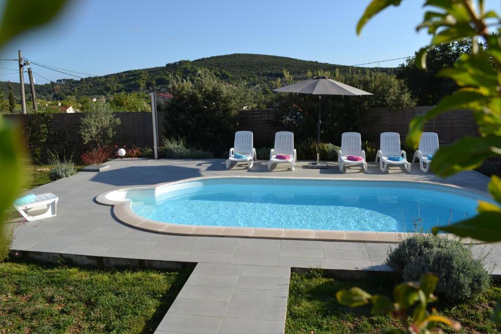 Bazén v ubytování holiday home on DUGI OTOK - OTOK nebo v jeho okolí