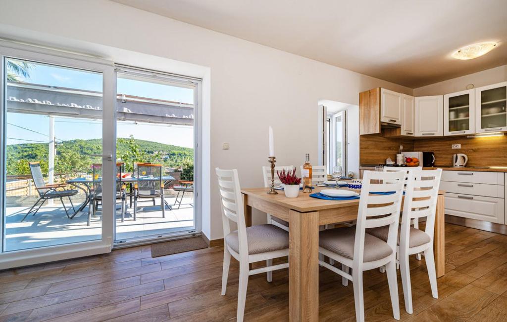 Kuchyň nebo kuchyňský kout v ubytování holiday home on DUGI OTOK - OTOK