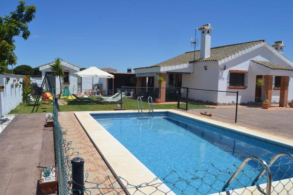 una piscina frente a una casa en El Moral en Cádiz