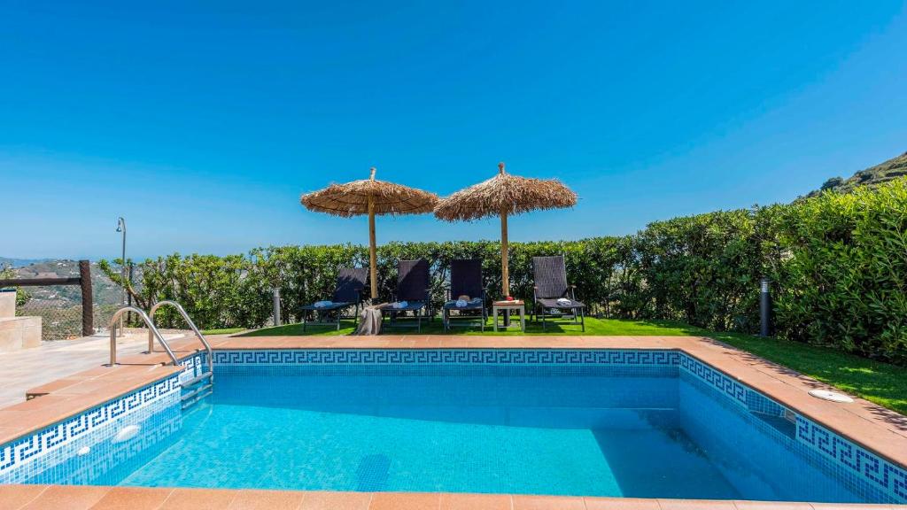 Bazén v ubytování Villa Patricia Torrox by Ruralidays nebo v jeho okolí