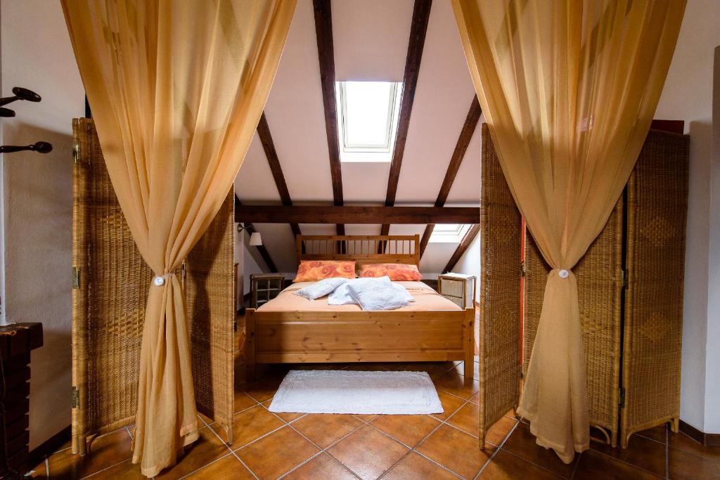 um quarto com uma cama com cortinas em B&B al Parco em Volano