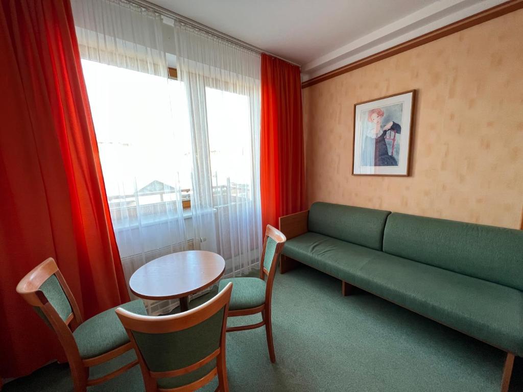 Posezení v ubytování YURA hotel Čeladná BAZÉN A SAUNY ZDARMA