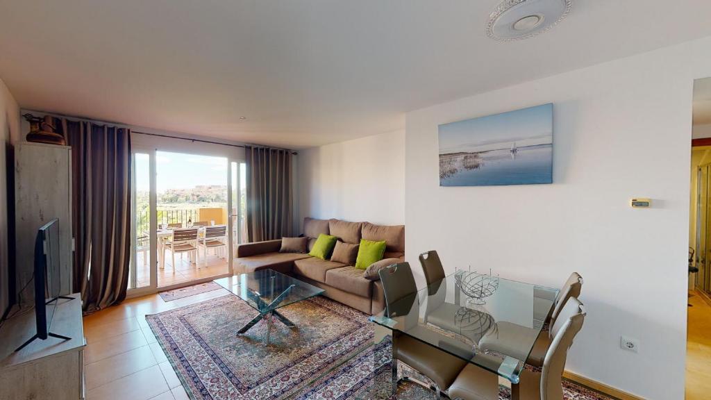 sala de estar con sofá y mesa de cristal en Casa Espliego MS-A Murcia Holiday Rentals Property en Torre-Pacheco