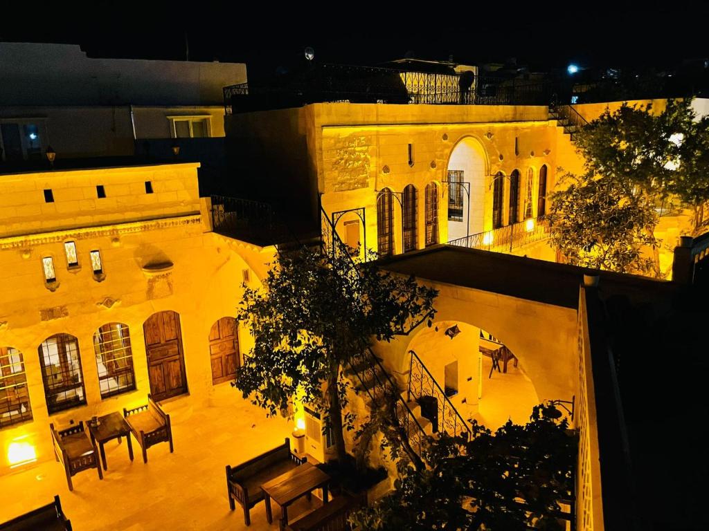 widok z powietrza na budynek w nocy w obiekcie Tessera Hotel w mieście Şanlıurfa