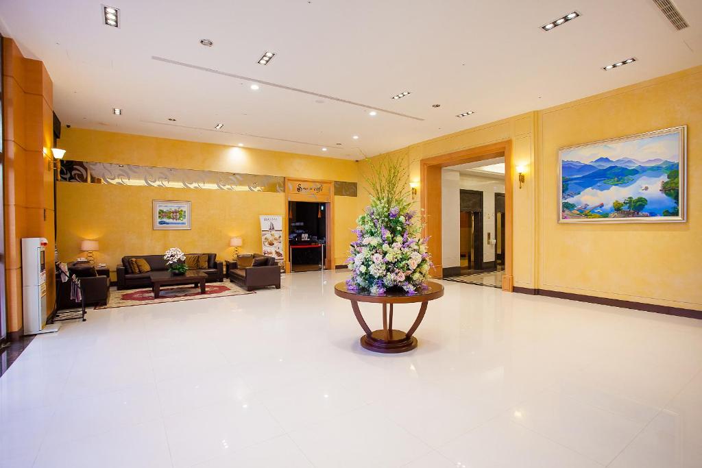 a lobby with a flower arrangement on a table at Fushin Hotel Taichung in Taichung