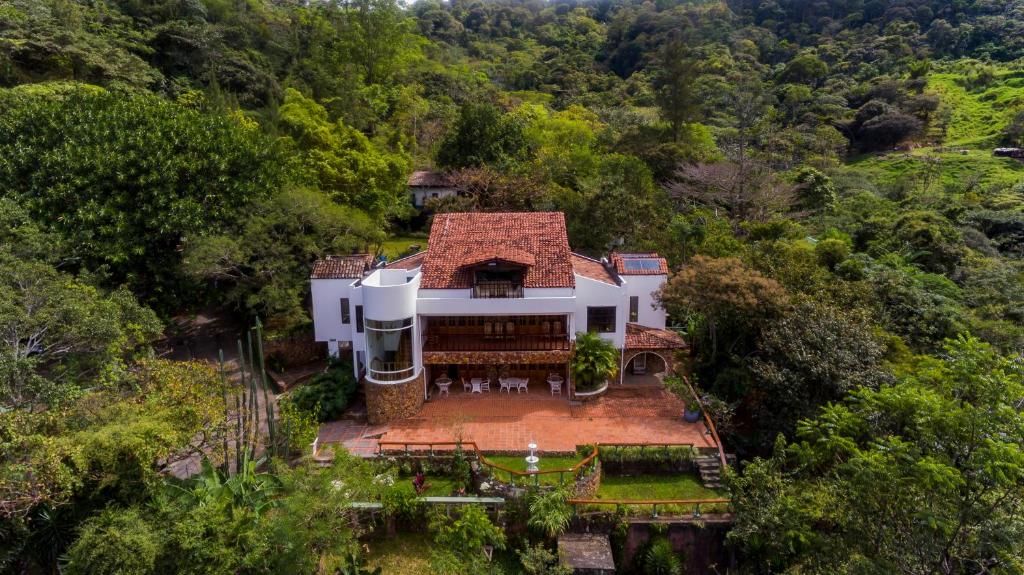 una vista aérea de una casa en el bosque en Exclusive Hotel Don Ernesto By La Chimba, en San José
