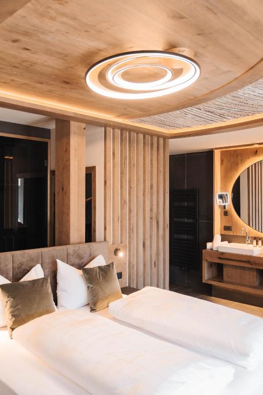 Postel nebo postele na pokoji v ubytování Leitgam luxury Hotel for two