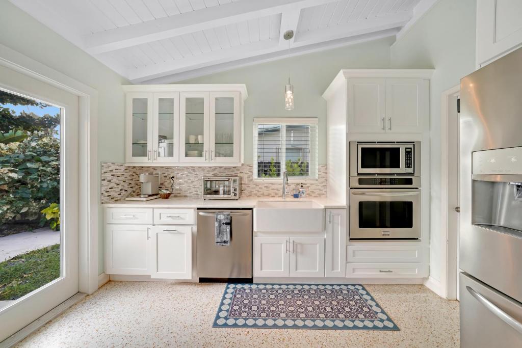een witte keuken met witte kasten en apparaten bij Home Wpool By Pmi 1708 A in Fort Lauderdale