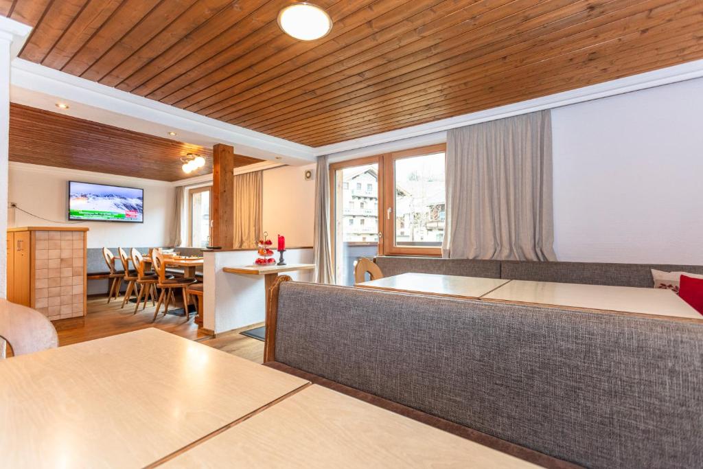 Televízia a/alebo spoločenská miestnosť v ubytovaní Gästehaus Dreier