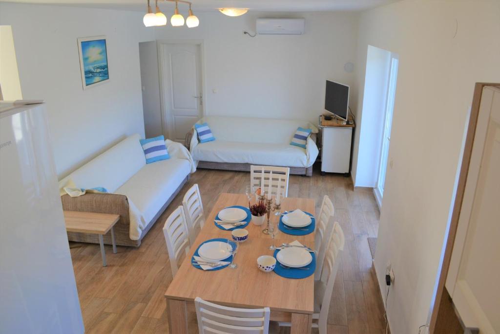TV a/nebo společenská místnost v ubytování holiday home on DUGI OTOK - OTOK