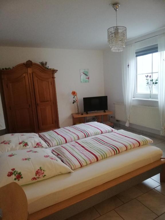 a large bed in a bedroom with at Ferienwohnung am Bodensee- Preiswert in Überlingen
