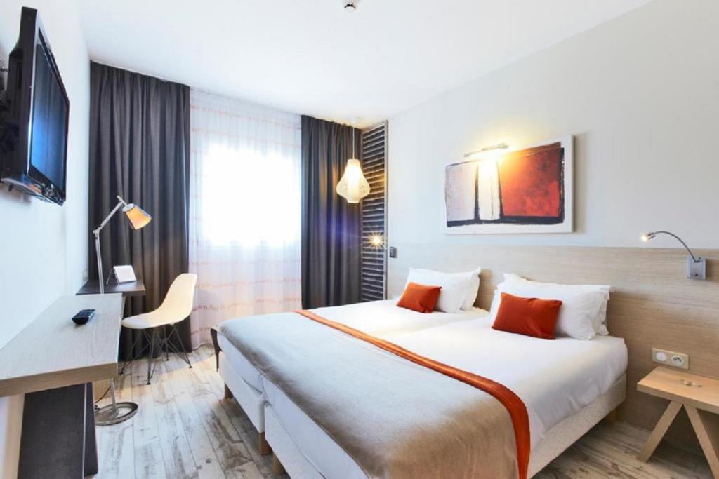 Postel nebo postele na pokoji v ubytování Kyriad Prestige Vannes Centre-Palais des Arts