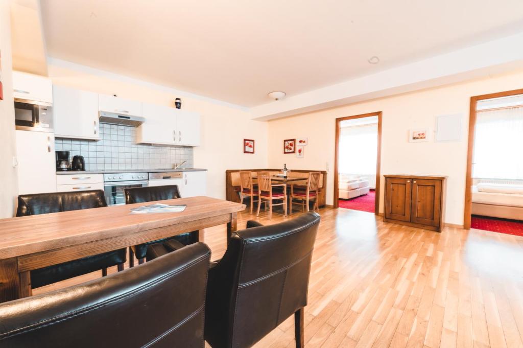 A kitchen or kitchenette at Appartements Cella Central