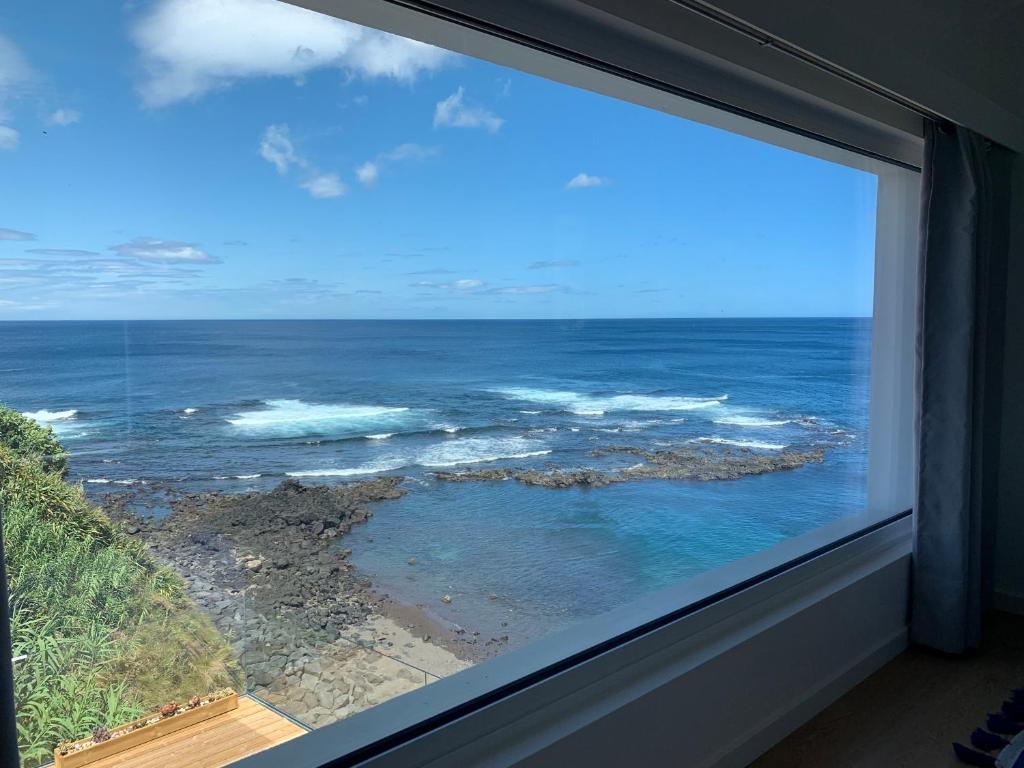 una ventana con vistas al océano en Villa Mar - Maia, en Maia