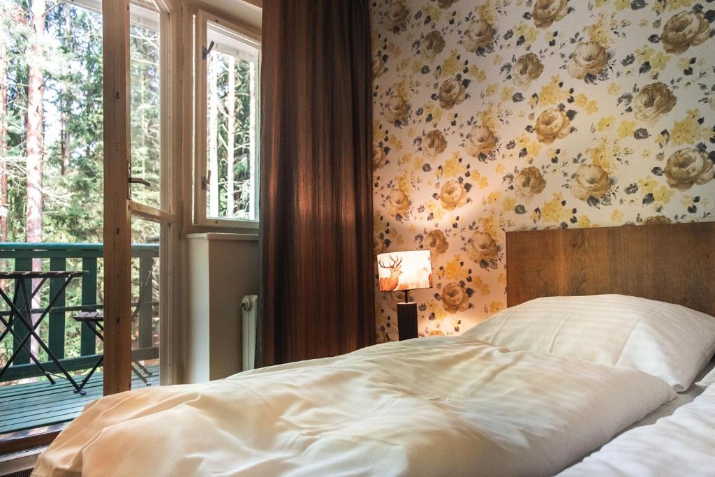 sypialnia z łóżkiem i oknem z widokiem w obiekcie Hotel Kouty w mieście Ledeč nad Sázavou