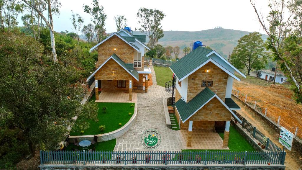 una vista aérea de una casa con patio en BonsNest Holiday Homes, en Pīrmed