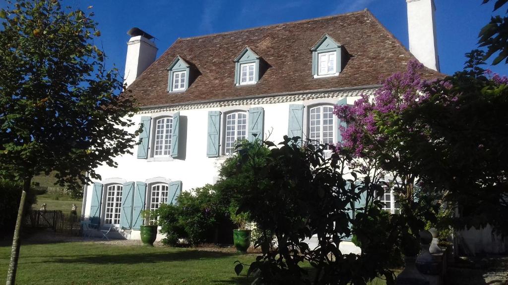 a white house with a brown roof at Maison de l Évêque d'Ozenx in Ozenx