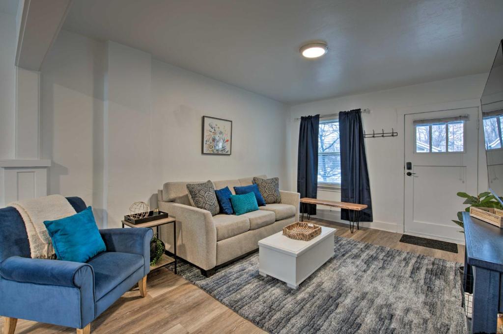 ein Wohnzimmer mit Sofa und Fernseher in der Unterkunft Chic SLC Townhome Hike, Ski, Shop and Explore! in Salt Lake City