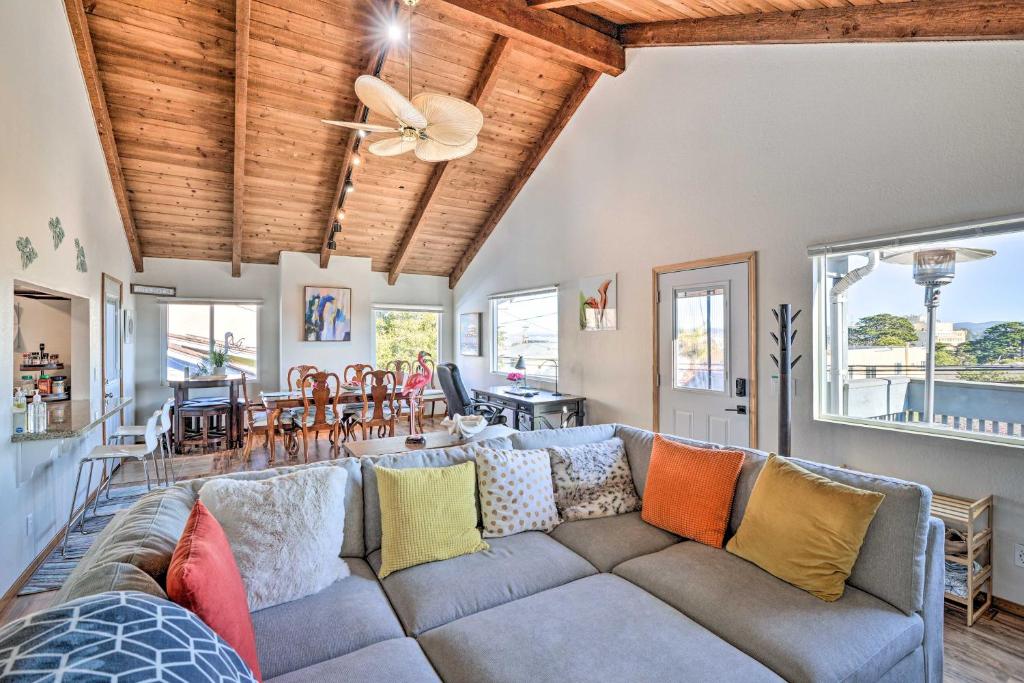 sala de estar con sofá gris y almohadas coloridas en Breezy and Central Monterey Apt with Bay View! en Monterey