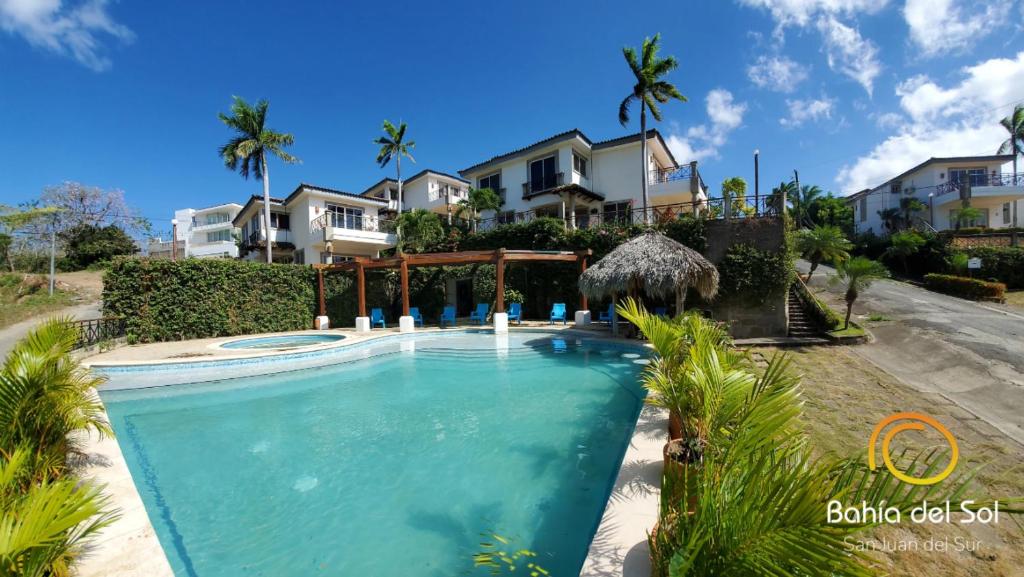 uma piscina em frente a uma casa em Bahia Del Sol Villas & Condominiums em San Juan del Sur