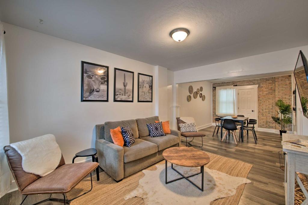uma sala de estar com um sofá e uma mesa em Modernized SLC Duplex with Yard about 4 Mi to Dtwn! em Salt Lake City