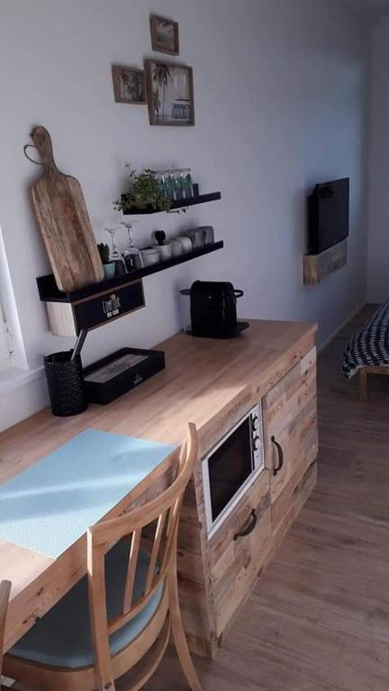 TV a/nebo společenská místnost v ubytování Sea You Soon privé kamer met jacuzzi en sauna