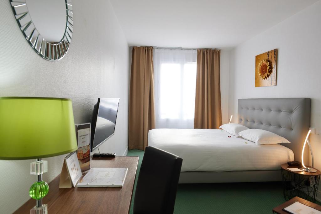 Кровать или кровати в номере Hotel Le Beffroi