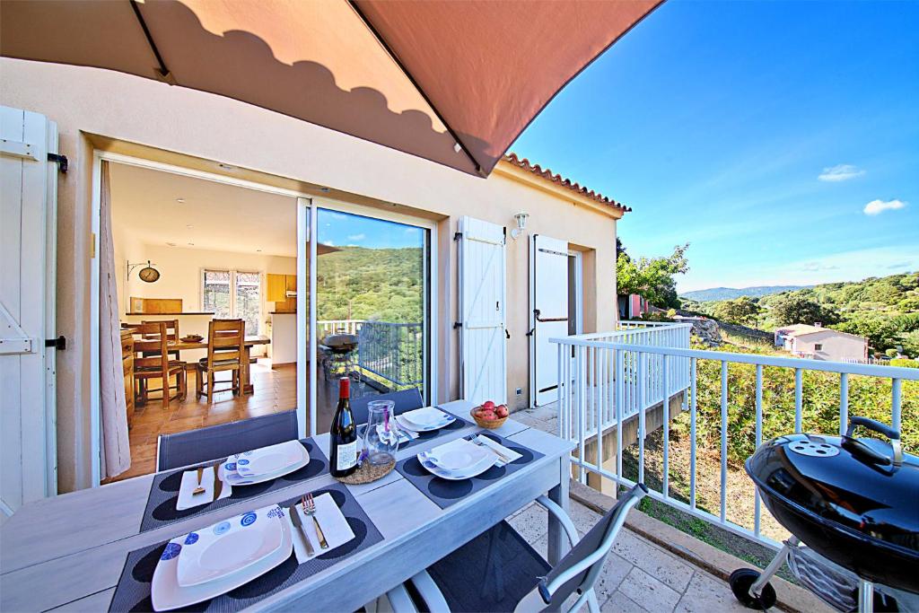 A balcony or terrace at Orasi, Sartene, gîte dans villa climatisée tout confort