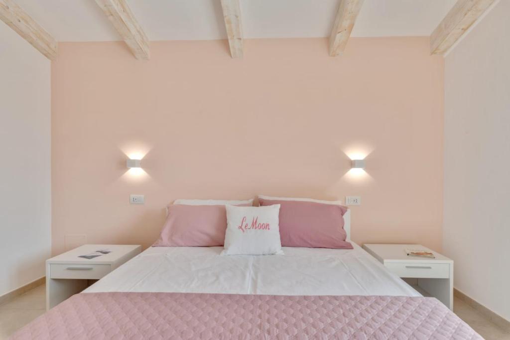Posteľ alebo postele v izbe v ubytovaní LeMoon Holiday Home x7 con Terrazzo e Parcheggio - Sorrento Coast