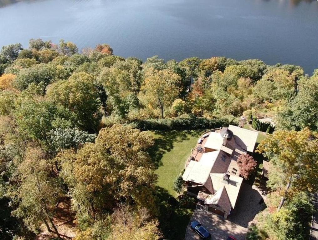 Exclusive High End Candlewood Lake retreat - Maison De Six Chambres