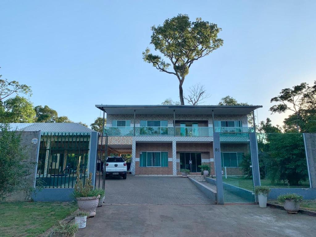 une maison avec un arbre au sommet dans l'établissement Chácara Recanto da Natureza, à Foz do Iguaçu