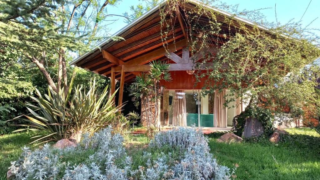 ein Cottage mit einem Garten davor in der Unterkunft La MARGARITA in San Rafael