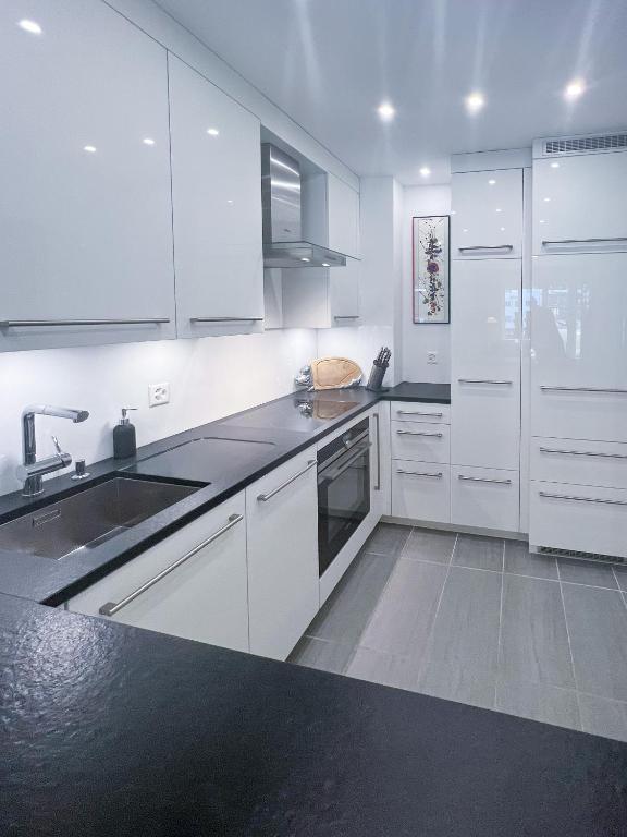 Kuchyň nebo kuchyňský kout v ubytování Designer Küche - Südbalkon - TG-Stellplatz - WLAN