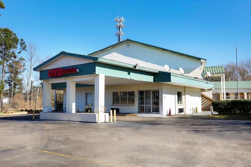 ein leerer Parkplatz vor einem Geschäft in der Unterkunft OYO Hotel Jackson South I-55 in Jackson