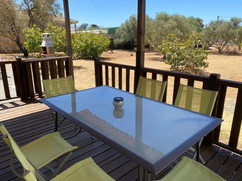 una mesa azul y sillas en una terraza en Chiclana Mobile House - Piscina , Wi-Fi, Relax, en Chiclana de la Frontera