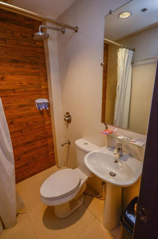 Koupelna v ubytování Marianne Hotel