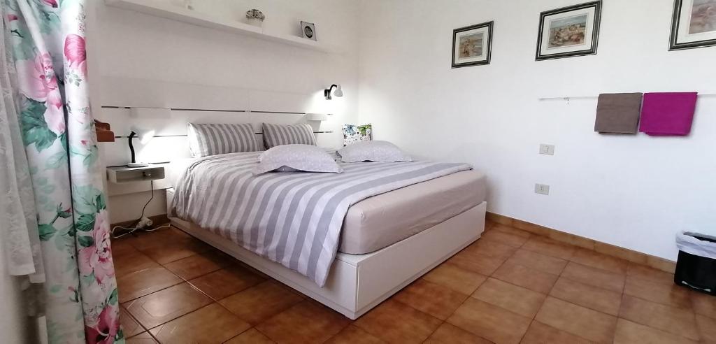 イコー・デ・ロス・ビノスにあるLos Geranios n.25の白いベッドルーム1室(白いベッド1台付)