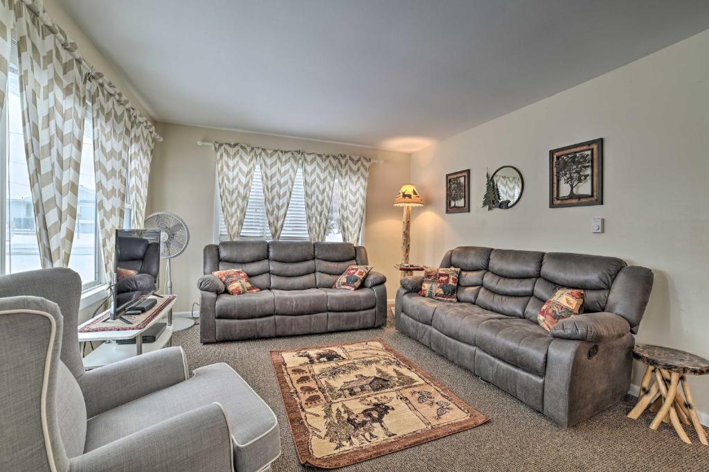 un soggiorno con un divano e due divani di Cozy Houghton Lake Heights Cottage with Private Yard a Houghton Lake