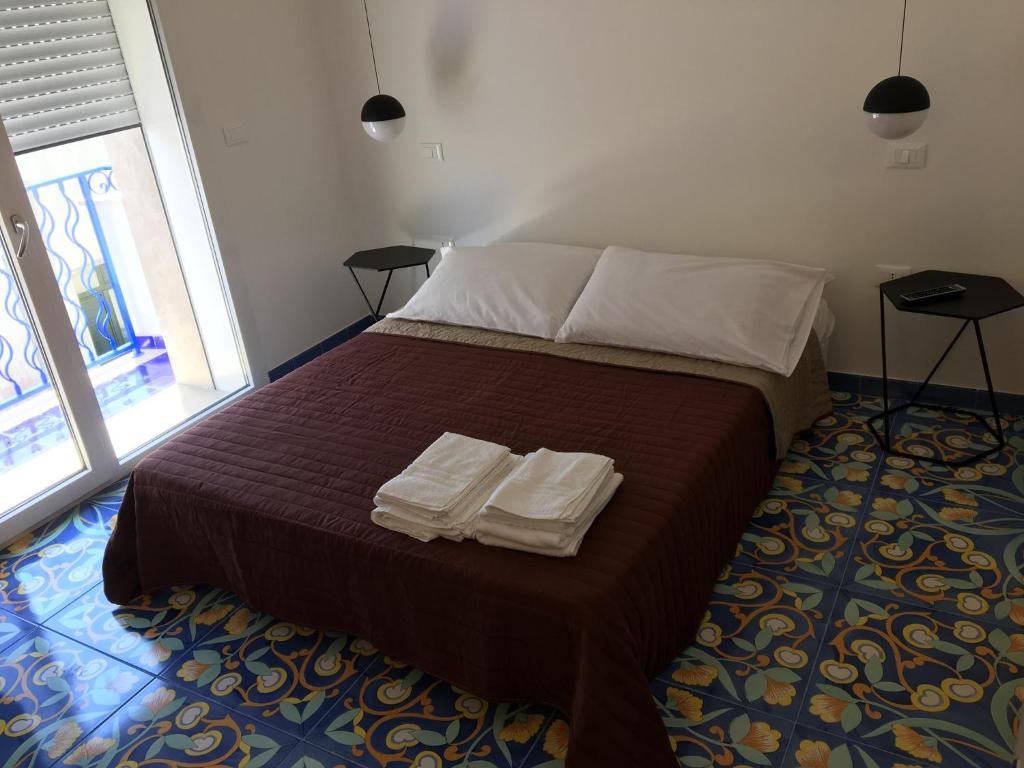 ein Schlafzimmer mit einem Bett mit zwei Handtüchern darauf in der Unterkunft Casa Costiera in Porto Cesareo