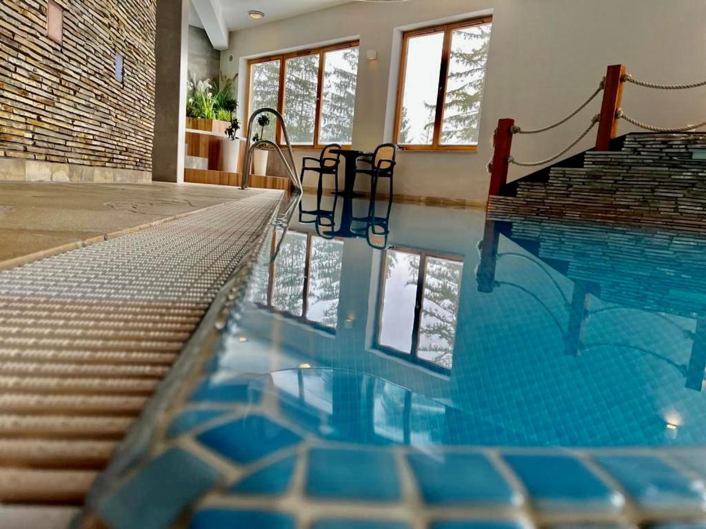 Bazén v ubytovaní Apartament Rysy ApartamentyZakopianskie Basen Sauna Jacuzzi alebo v jeho blízkosti