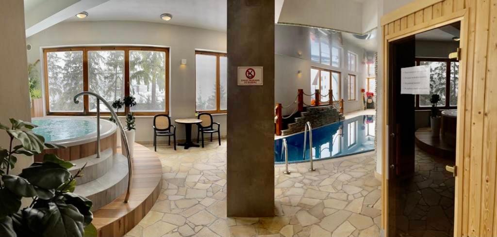 Bazén v ubytovaní Apartament Rysy ApartamentyZakopianskie Basen Sauna Jacuzzi alebo v jeho blízkosti