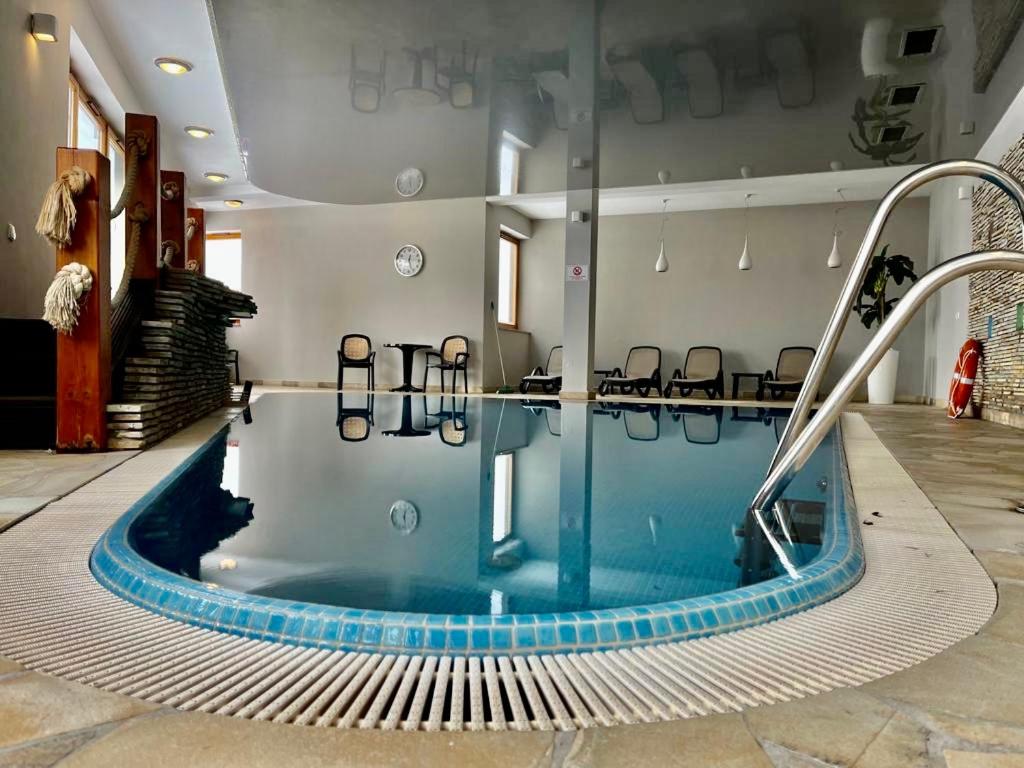 Bazén v ubytovaní Apartament Rysy ApartamentyZakopianskie Basen Sauna Jacuzzi alebo v jeho blízkosti