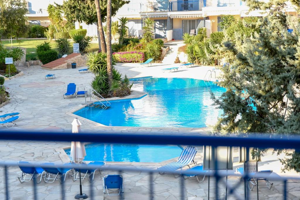 een balkon met uitzicht op een zwembad bij Paradise Gardens with a large terrace in Paphos City