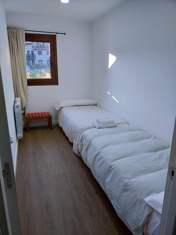 A bed or beds in a room at Casa Cotefablo Alojamiento Ara Gavin, Biescas